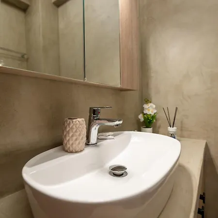 Lady 40 - Valona, By Alba Experience Guest house