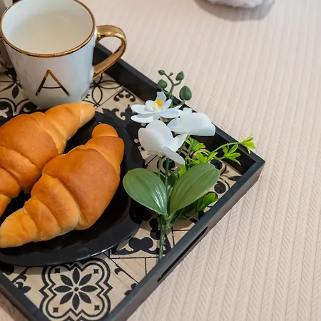 Lady 40 - Valona, By Alba Experience Guest house