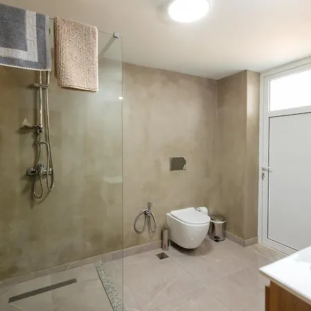 Lady 40 - Valona, By Alba Experience Guest house